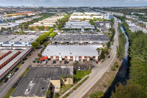 Propiedad comercial en venta en Hialeah, Florida № 1318763 - foto 16