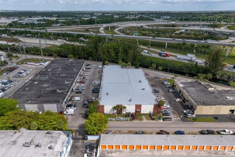 Propiedad comercial en venta en Hialeah, Florida № 1318763 - foto 17