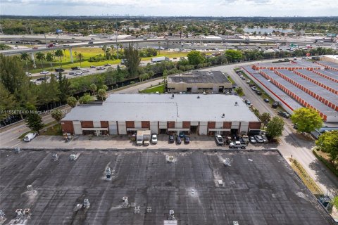 Propiedad comercial en venta en Hialeah, Florida № 1318763 - foto 1