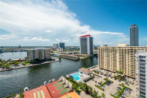 Condominio en venta en Hallandale Beach, Florida, 1 dormitorio, 120.77 m2 № 1318764 - foto 2