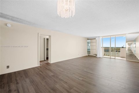 Condominio en venta en Hallandale Beach, Florida, 1 dormitorio, 120.77 m2 № 1318764 - foto 4