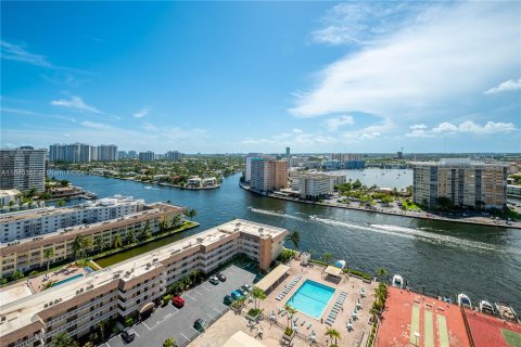 Condo in Hallandale Beach, Florida, 1 bedroom  № 1318764 - photo 1