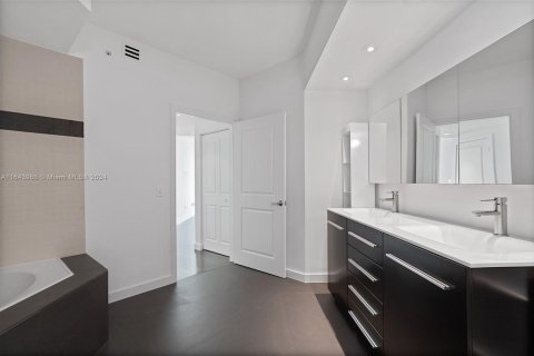 Copropriété à vendre à Miami Beach, Floride: 2 chambres, 141.21 m2 № 1328414 - photo 11