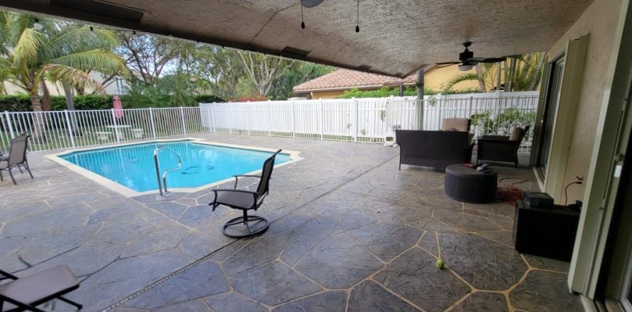 House in Lake Worth, Florida 3 bedrooms, 207.73 sq.m. № 1185465