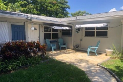 House in Deerfield Beach, Florida 2 bedrooms, 115.01 sq.m. № 1318752 - photo 2