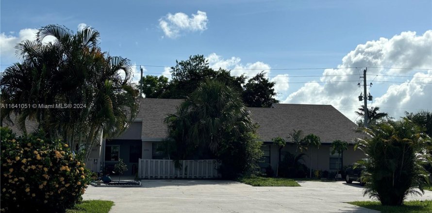 House in Wellington, Florida 3 bedrooms, 132.66 sq.m. № 1318754