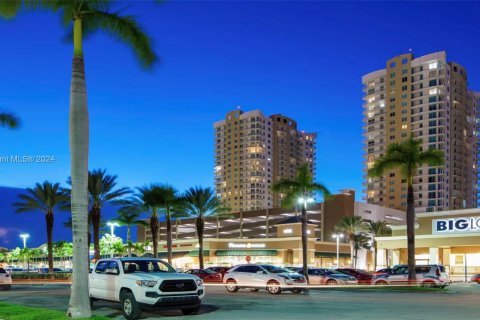 Купить коммерческую недвижимость в Халландейл-Бич, Флорида № 965357 - фото 8