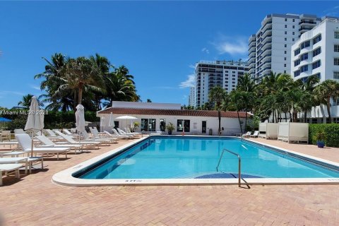 Condo in Miami Beach, Florida, 2 bedrooms  № 1151191 - photo 27