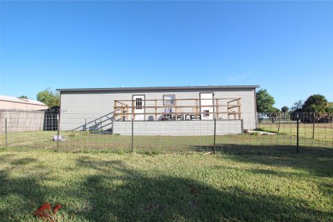House in Moore Haven, Florida 3 bedrooms, 100.33 sq.m. № 1150780 - photo 3