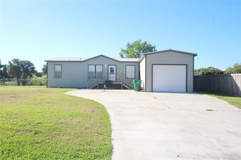 House in Moore Haven, Florida 3 bedrooms, 100.33 sq.m. № 1150780 - photo 1