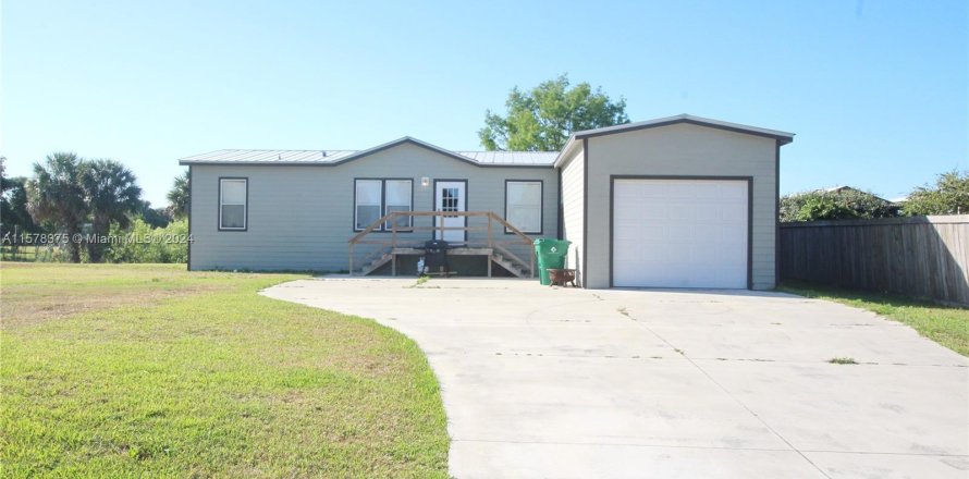 House in Moore Haven, Florida 3 bedrooms, 100.33 sq.m. № 1150780