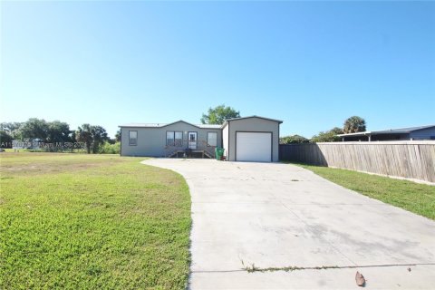 House in Moore Haven, Florida 3 bedrooms, 100.33 sq.m. № 1150780 - photo 2