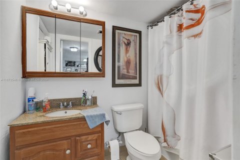 Condo in Miami Beach, Florida, 1 bedroom  № 1410874 - photo 16