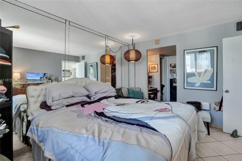 Condo in Miami Beach, Florida, 1 bedroom  № 1410874 - photo 19