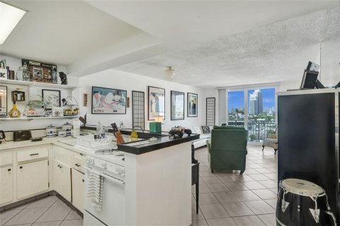 Condo in Miami Beach, Florida, 1 bedroom  № 1410874 - photo 13