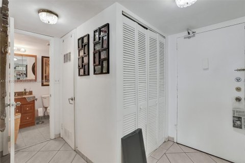 Condo in Miami Beach, Florida, 1 bedroom  № 1410874 - photo 15