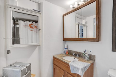 Condo in Miami Beach, Florida, 1 bedroom  № 1410874 - photo 17