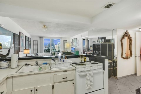 Condo in Miami Beach, Florida, 1 bedroom  № 1410874 - photo 12