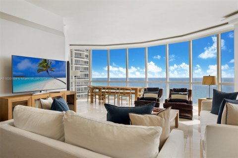 Condominio en venta en Sunny Isles Beach, Florida, 3 dormitorios, 199.09 m2 № 1294153 - foto 2