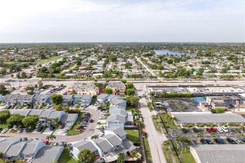 Villa ou maison à vendre à Miami, Floride: 2 chambres, 117.06 m2 № 1385858 - photo 28