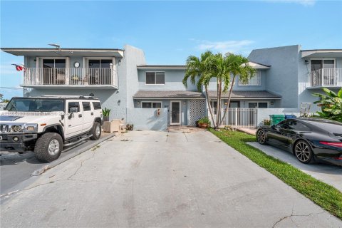 House in Miami, Florida 2 bedrooms, 117.06 sq.m. № 1385858 - photo 1