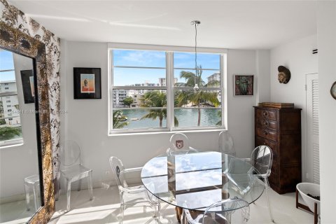 Condo in Miami Beach, Florida, 2 bedrooms  № 1385892 - photo 4