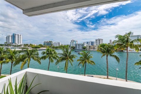 Condo in Miami Beach, Florida, 2 bedrooms  № 1385892 - photo 1