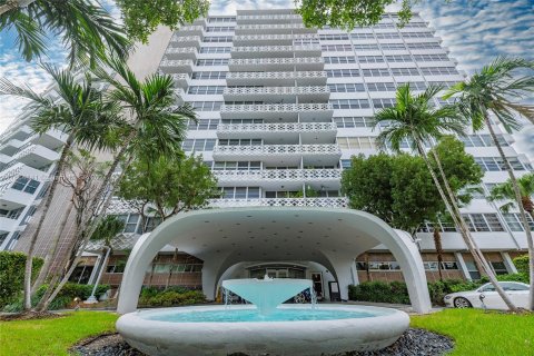 Condo in Miami Beach, Florida, 2 bedrooms  № 1385892 - photo 21