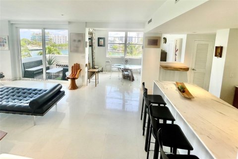 Condo in Miami Beach, Florida, 2 bedrooms  № 1385892 - photo 2