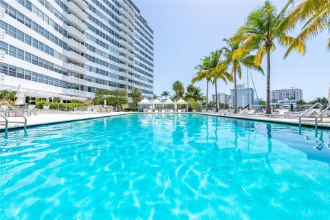 Condo in Miami Beach, Florida, 2 bedrooms  № 1385892 - photo 23