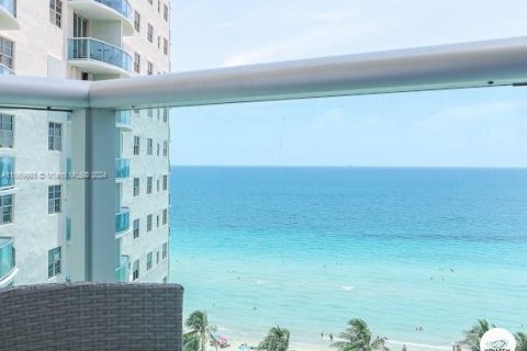 Condo in Hollywood, Florida, 1 bedroom  № 1389519 - photo 13