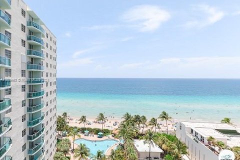 Condo in Hollywood, Florida, 1 bedroom  № 1389519 - photo 2