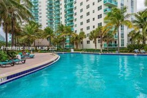 Condo in Hollywood, Florida, 1 bedroom  № 1389519 - photo 18