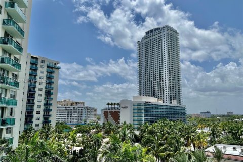 Condo in Hollywood, Florida, 1 bedroom  № 1389519 - photo 15