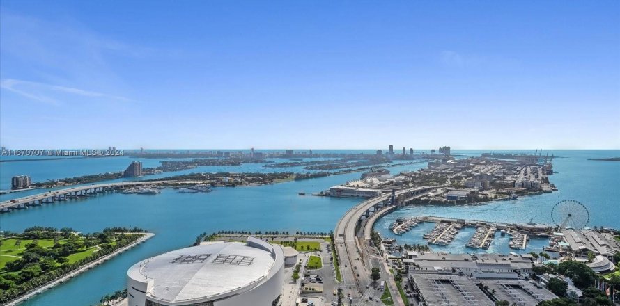 Condo in Miami, Florida, 3 bedrooms  № 1389523