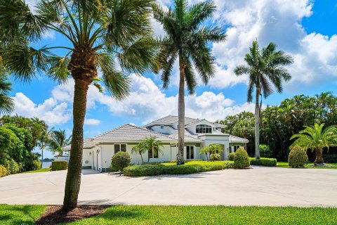 House in Stuart, Florida 4 bedrooms, 399.76 sq.m. № 998345 - photo 20