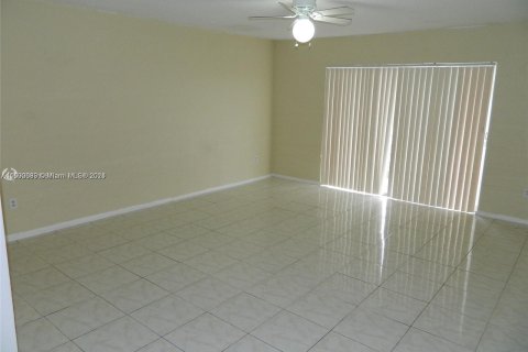 Condo in Lauderdale Lakes, Florida, 2 bedrooms  № 1272568 - photo 5