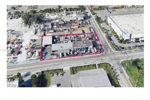 Commercial property in Medley, Florida № 1236096 - photo 1