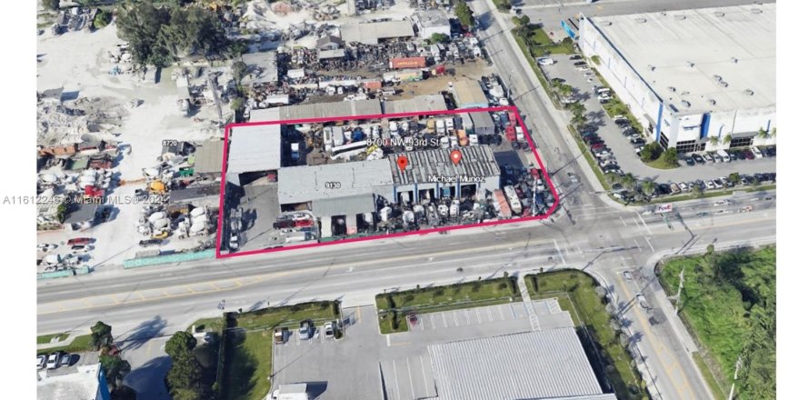 Commercial property in Medley, Florida № 1236096