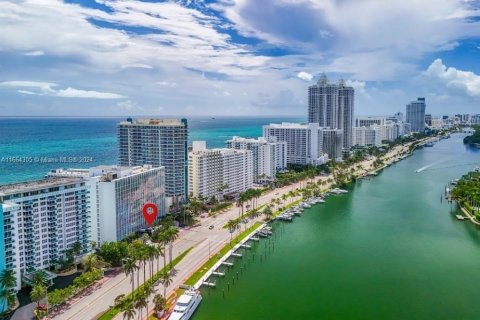 Condo in Miami Beach, Florida, 2 bedrooms  № 1375926 - photo 17