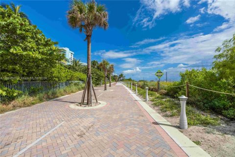 Condo in Miami Beach, Florida, 2 bedrooms  № 1375926 - photo 24