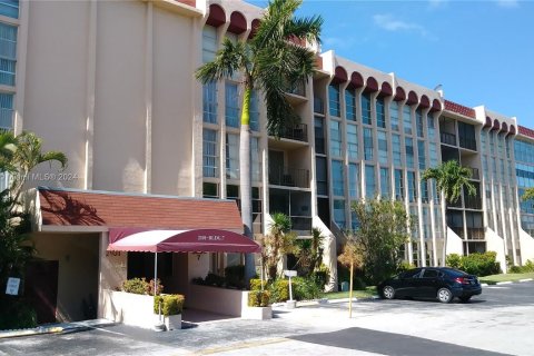 Condo in Hallandale Beach, Florida, 1 bedroom  № 1396087 - photo 1