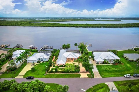 Casa en venta en Punta Gorda, Florida, 4 dormitorios, 272.48 m2 № 1261885 - foto 2