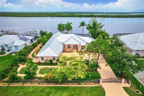 Villa ou maison à vendre à Punta Gorda, Floride: 4 chambres, 272.48 m2 № 1261885 - photo 1