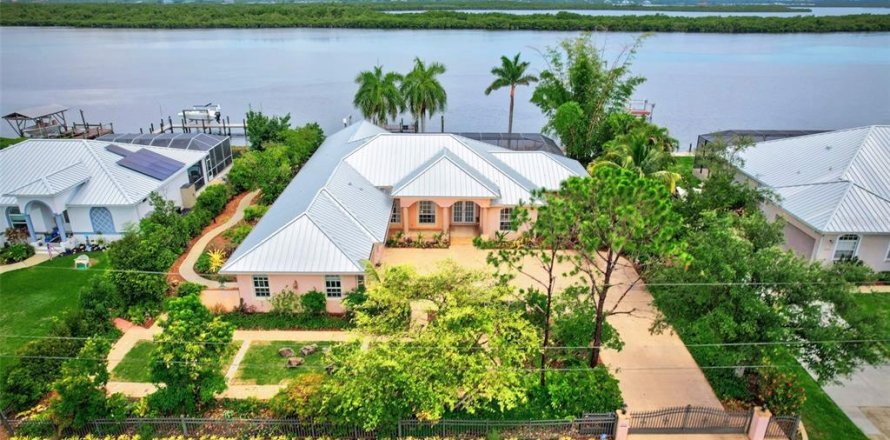 Villa ou maison à Punta Gorda, Floride 4 chambres, 272.48 m2 № 1261885