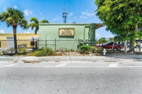 Immobilier commercial à vendre à West Palm Beach, Floride № 991979 - photo 2