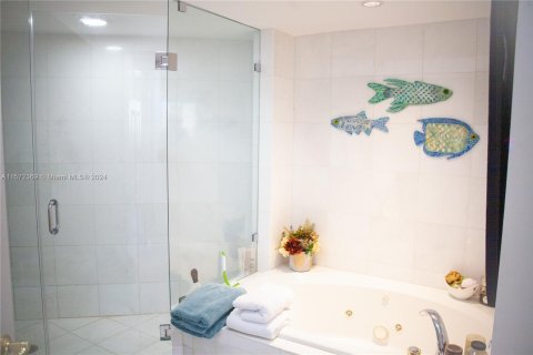 Condo in Miami Beach, Florida, 2 bedrooms  № 1128737 - photo 25