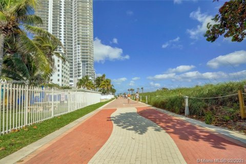 Condo in Miami Beach, Florida, 2 bedrooms  № 1128737 - photo 11