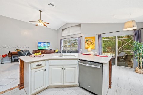 Villa ou maison à vendre à Pembroke Pines, Floride: 4 chambres, 217.3 m2 № 963024 - photo 12