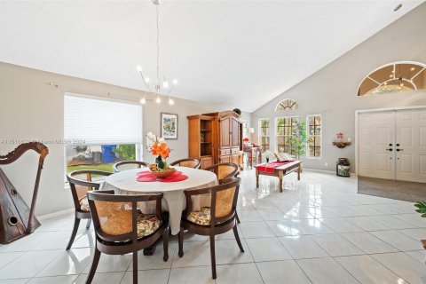 Villa ou maison à vendre à Pembroke Pines, Floride: 4 chambres, 217.3 m2 № 963024 - photo 9